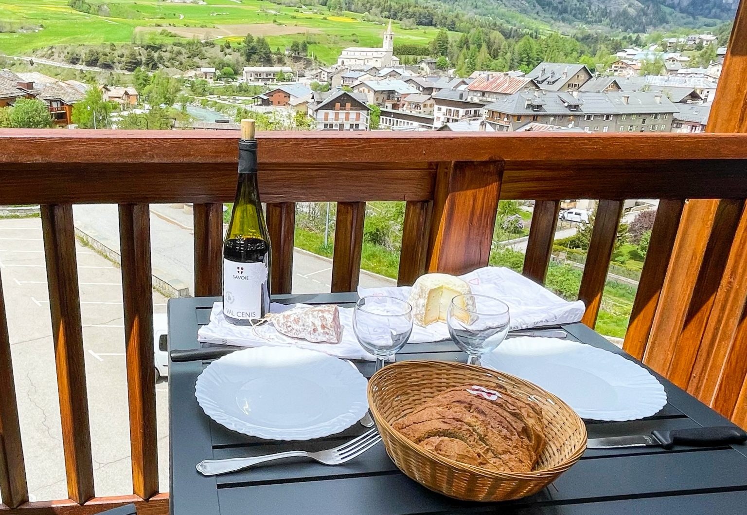 Déjeuner sur le balcon, face au village