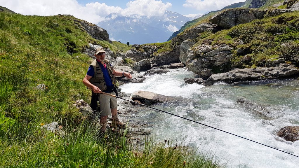 Pêche dans un torrent de montagne