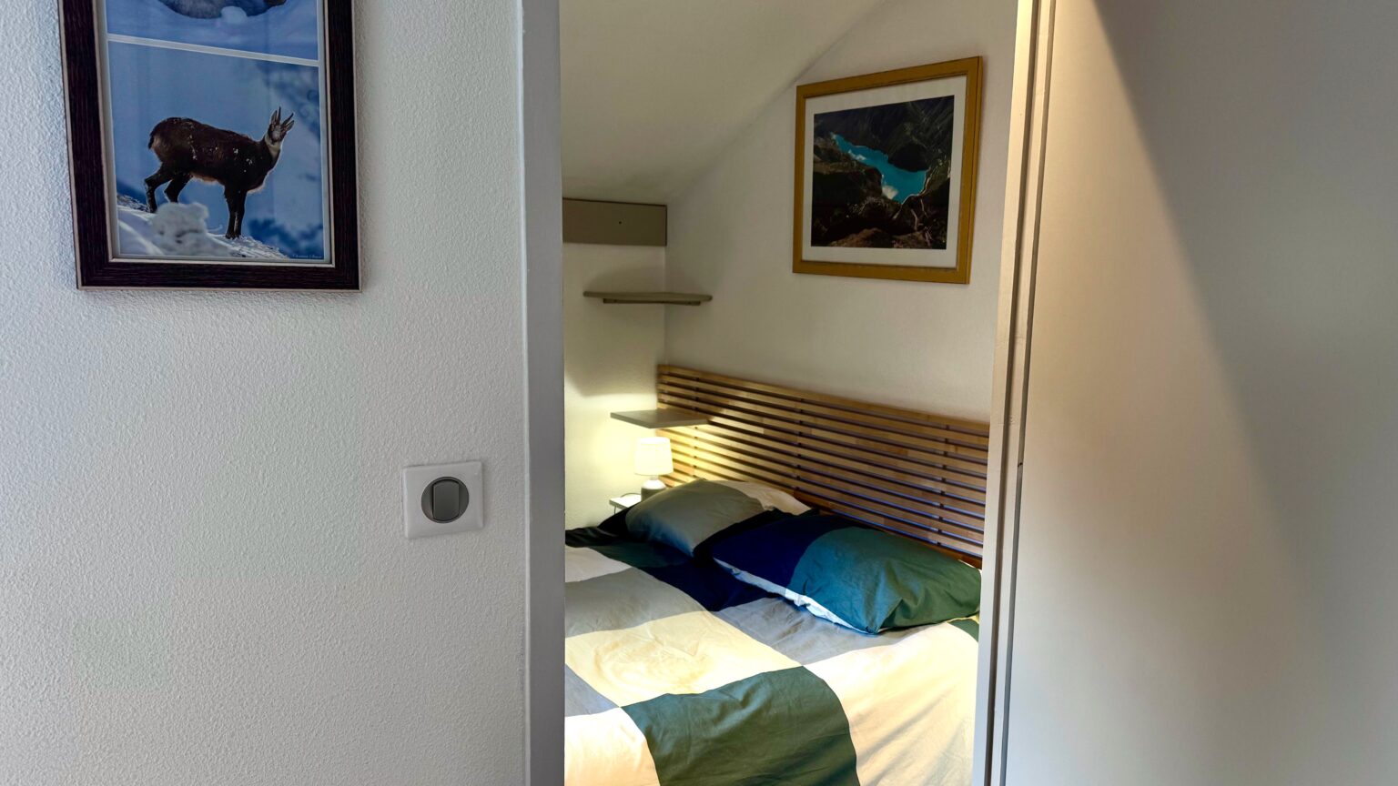 Chambre avec deux lits simples modulables